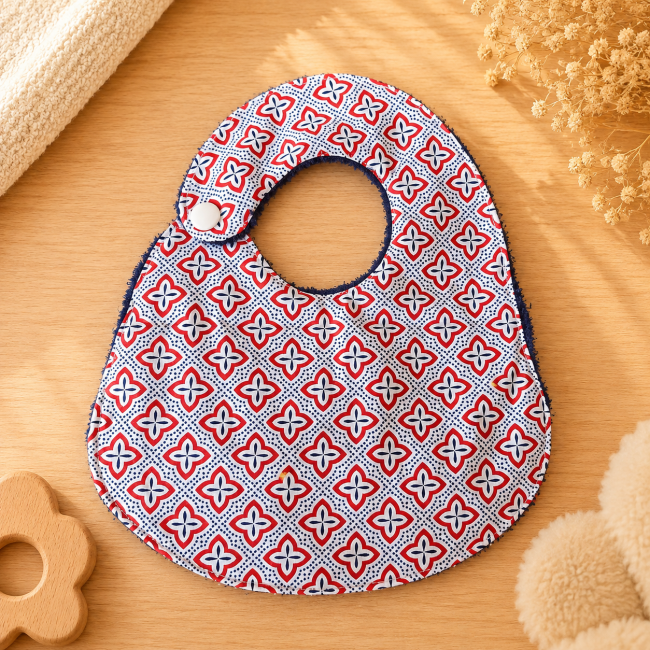 Bavoir artisanal bébé T2 en coton imprimé rouge bleu et blanc