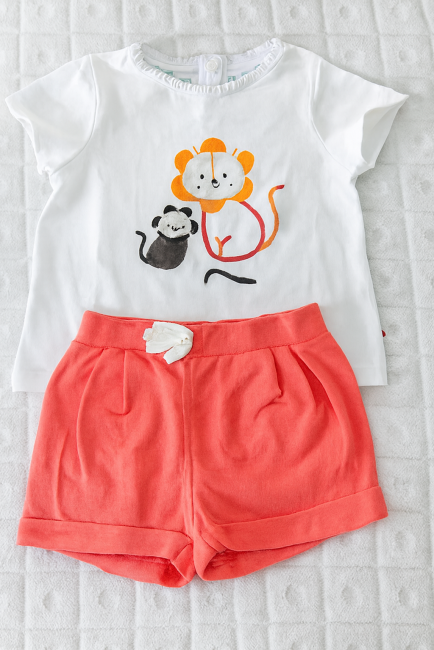 Tenue bébé fille 12 mois d’occasion – t-shirt blanc à motif lion, short corail avec nœud