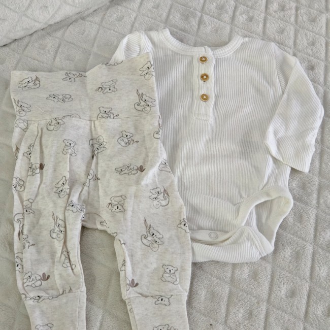 Ensemble bébé H&M taille 50 avec body blanc et pantalon beige imprimé oursons