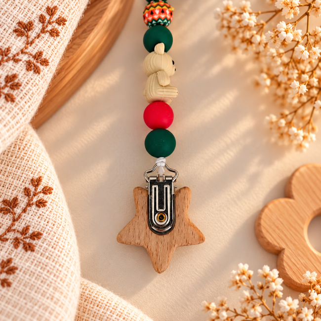 Dos de l’attache-sucette artisanale avec ourson crème, pince métallique et étoile en bois naturel