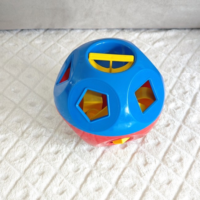 Jeu de tri Tupperware avec ouvertures géométriques et formes assorties