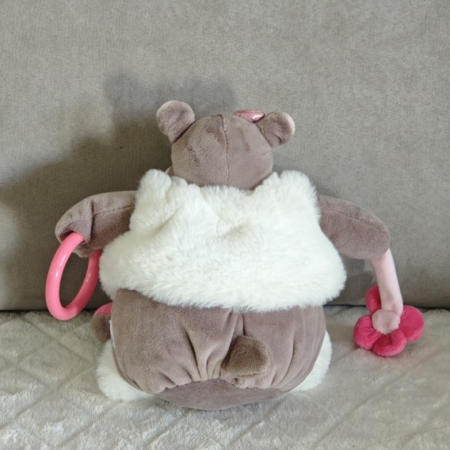 Doudou hippopotame Baby Nat’ vu de dos, avec grelot intégré et accessoires roses.