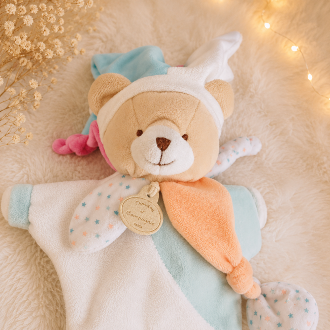 Visage doudou ours pastel cosy * seconde main Gros plan sur le visage du doudou marionnette ours aux couleurs pastel de seconde main