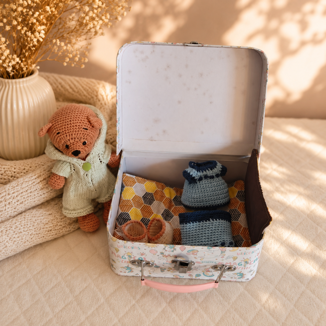 Coffret artisanal avec doudou ours au crochet et vêtements interchangeables