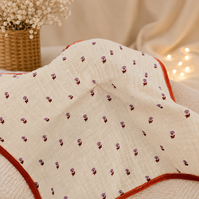 Tissu écru fleuri doublé et bordé de biais rouge brique de la pieuvre