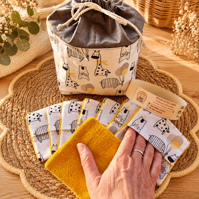 Lingette lavable en fibre de bambou douce et réutilisable présentée en main avec coffret artisanal