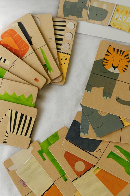 Cartes domino pour enfants avec moitiés d’animaux à associer, sur fond crème texturé