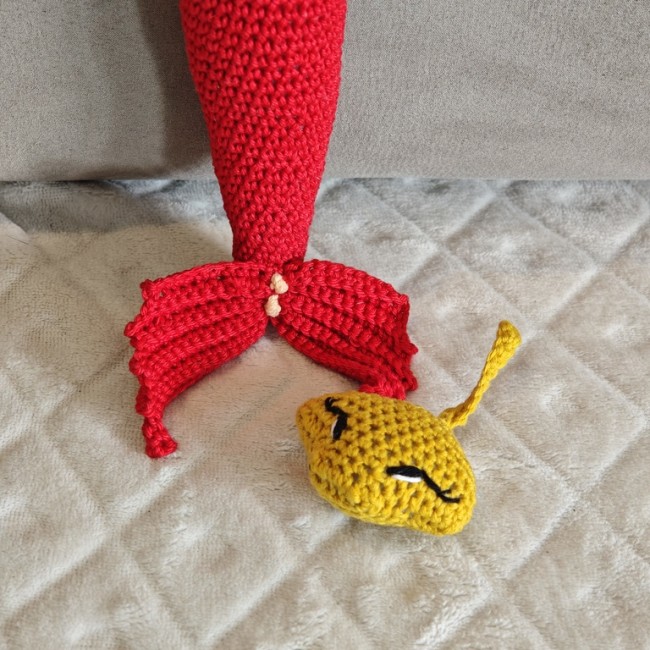 Détails du duo marin au crochet – Bouille de Laine Queue de sirène rouge au crochet et petite raie jaune en coton 4/8