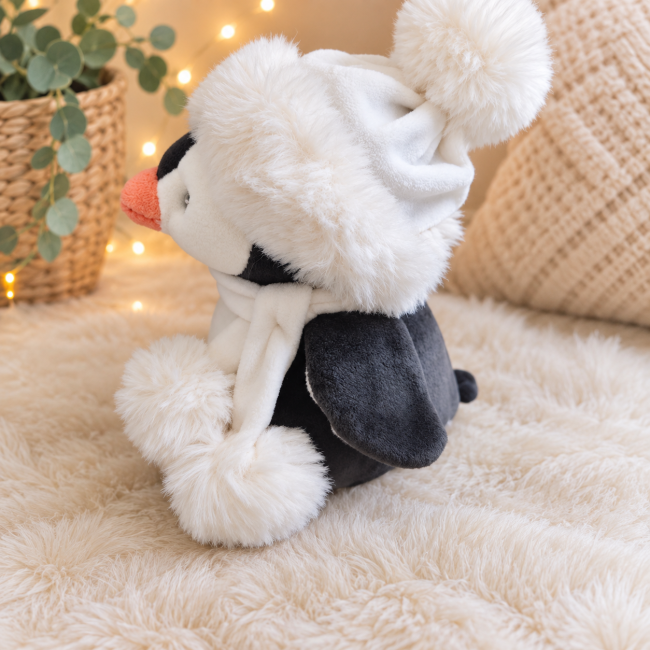 Pingouin en peluche – détail du bonnet blanc à pompon