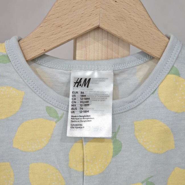 Étiquette H&M d’un vêtement bébé à motifs citrons, taille 12-18 mois