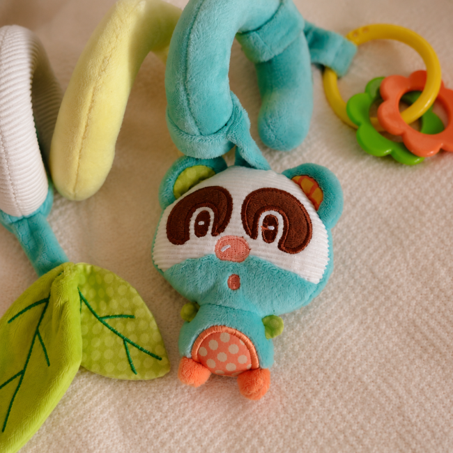 Détail du petit personnage turquoise de la spirale d’éveil Formula Baby