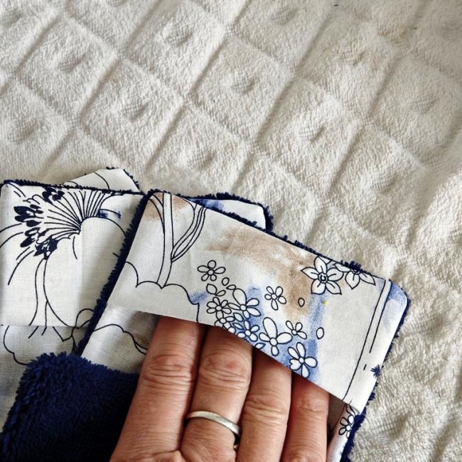 Lingette démaquillante lavable avec poche pour la main en fibre de bambou bleu et coton imprimé