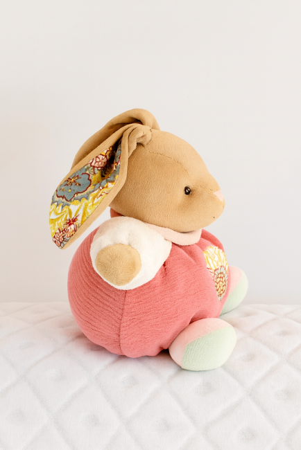  Lapin en peluche seconde main avec oreille fleurie, tenue rose et pieds verts – Bouille de Laine