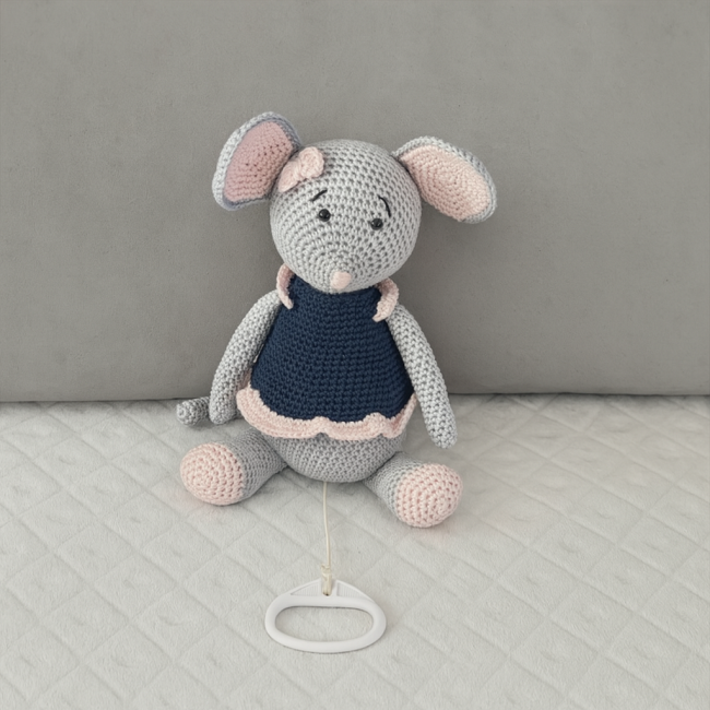 Souris musicale artisanale en crochet – mécanisme à tirerb Boîte à musique souris en crochet avec anneau à tirer, robe bleu marine et nœud rose
