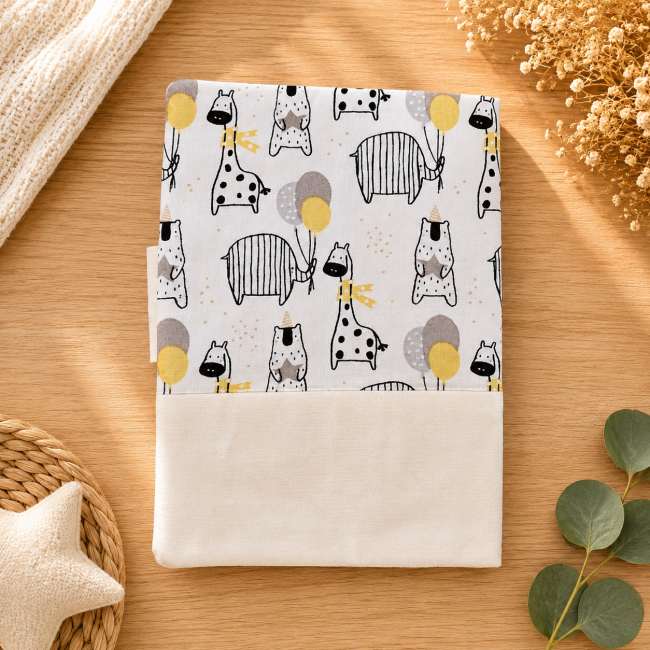 Dos du protège-carnet de santé bébé Dos du protège-carnet de santé bébé en tissu écru et motifs animaux