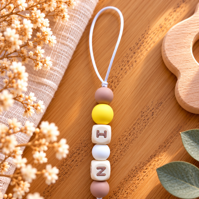 Boucle en cordon blanc et perles en silicone marron, jaune et blanc avec lettres décoratives
