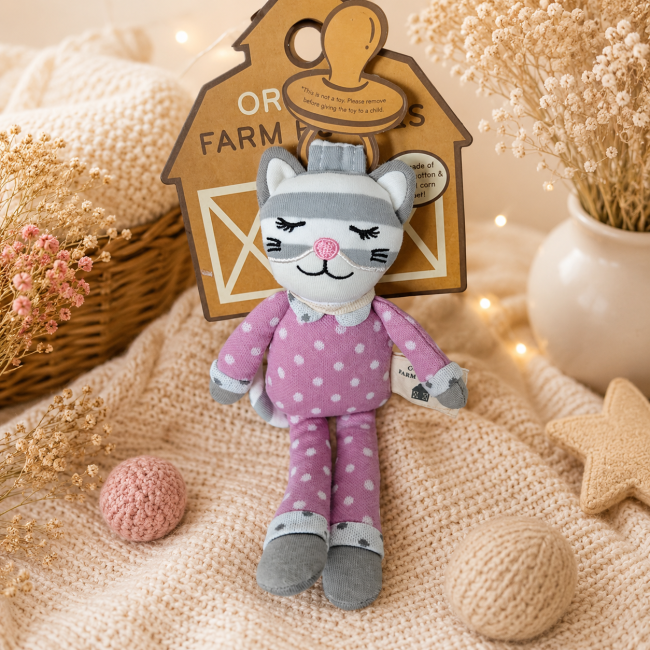 Chaton Maude the Kitty en coton biologique présenté dans une ambiance douce et chaleureuse pour bébé