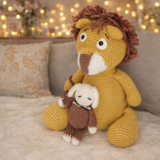 Doudou lion crochet moutarde assis sur un tapis doux, tenant un petit lapin, dans une chambre décorée et lumineuse.