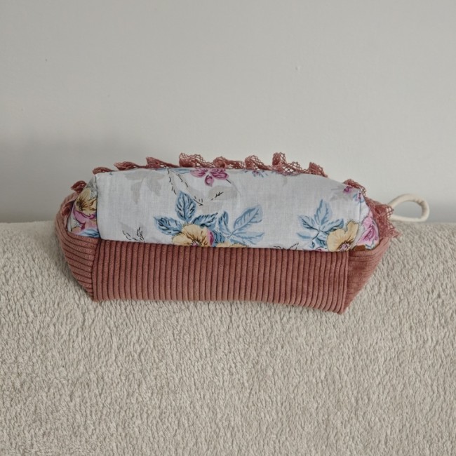 Pochette artisanale florale – Velours côtelé et dentelle