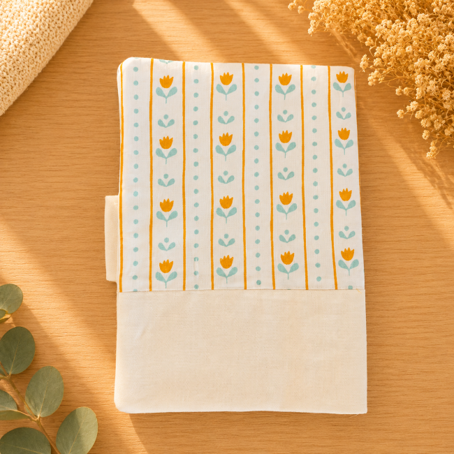 Dos du protège-carnet de santé bébé avec tissu fleuri jaune et turquoise