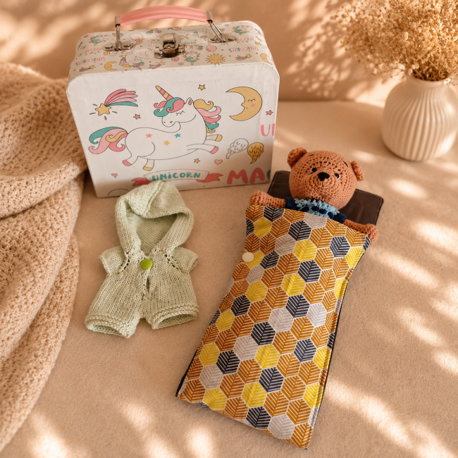 Doudou ours au crochet dans son couchage avec combinaison amovible