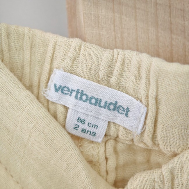 Vêtement enfant vertbaudet 2 ans - taille 86 cm Étiquette vertbaudet taille 86 cm 2 ans sur vêtement enfant en coton clair