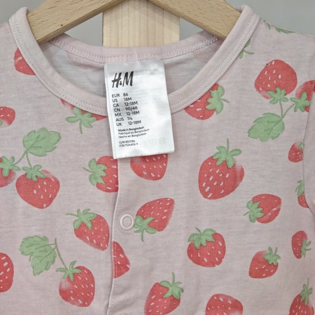 Étiquette du body H&M indiquant les tailles internationales et le pays de fabrication