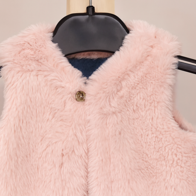 Veste rose pour bébé en fausse fourrure, bouton décoratif au col, sur fond neutre