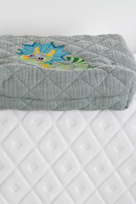 Trousse matelassé gris avec broderie dinosaure triceratops bleu et vert