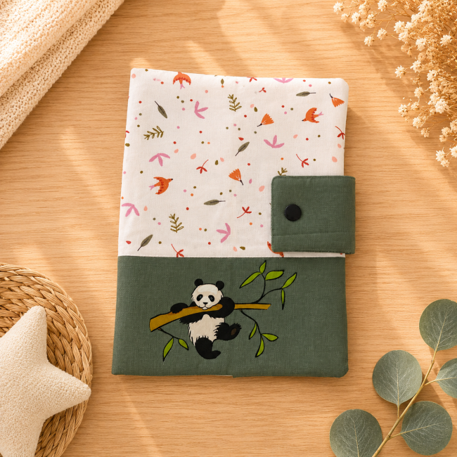 Détail des motifs oiseaux et feuillages roses et terracotta sur le protège-carnet