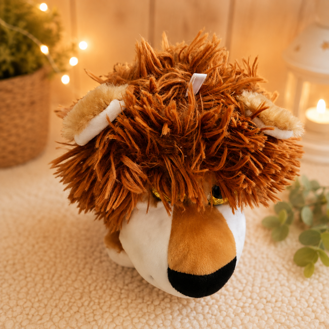 Lion en peluche Sandy brun roux – vue de dessus des oreilles