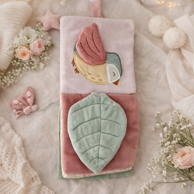  Page oiseau rose et feuille texturée du livre d’éveil Little Dutch