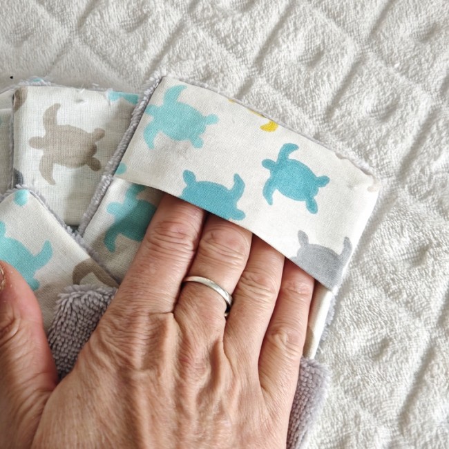 Lingette démaquillante, motif tortue lavable avec poche de maintien pour une meilleure prise en main Lingette démaquillante lavable avec poche pour la main en fibre de bambou gris