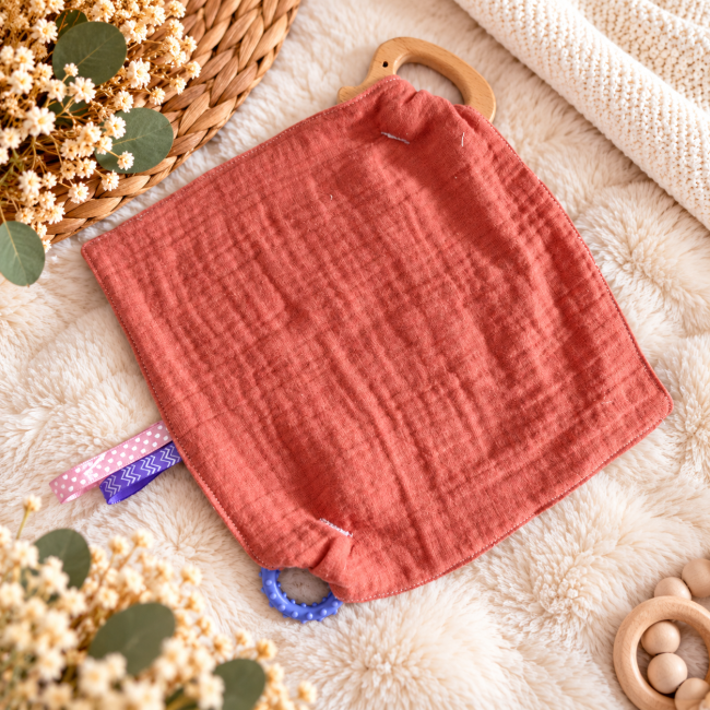 Doudou plat artisanal vue arrière Doudou plat artisanal vieux rose en coton gaze vue arrière