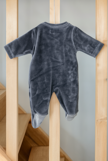 Dos de la grenouillère bébé en velours gris – manches longues et pieds intégrés