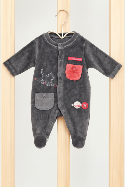 Grenouillère bébé en velours gris avec broderie chat, poches colorées et patchs décoratifs