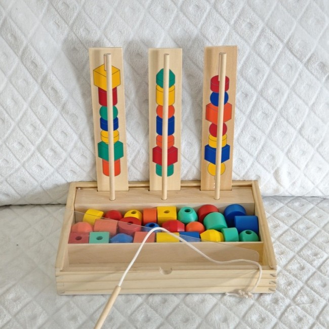 Jouet éducatif en bois – perles à enfiler et séquences à imiter Jeu éducatif en bois avec perles colorées et modèles à reproduire – développement motricité et logique