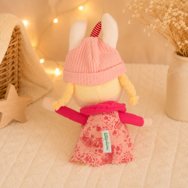 Dos poupée licorne Liliputiens rose Dos de la poupée licorne Liliputiens rose avec bonnet et oreilles dans une ambiance cocooning