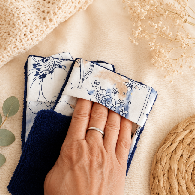 Lingette démaquillante lavable avec poche de maintien pour une meilleure prise en main - coton imprimé Lingette démaquillante lavable avec poche pour la main en fibre de bambou bleu et coton imprimé