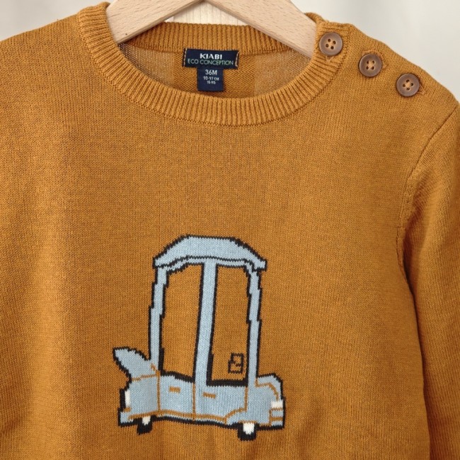 Détail motif voiture pull bébé KIABI 36 mois Détail pull bébé KIABI moutarde motif voiture et boutons épaule