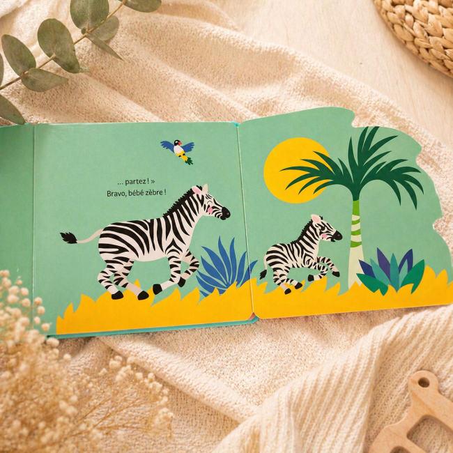 Livre bébé avec zèbres et décor jungle dans une ambiance douce et lumineuse pour enfant