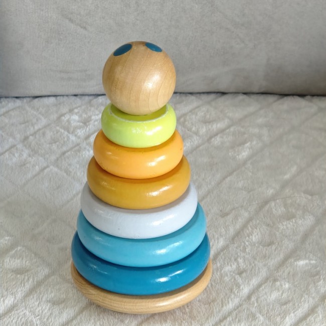Anneaux colorés en bois empilés sur base, jouet d’éveil