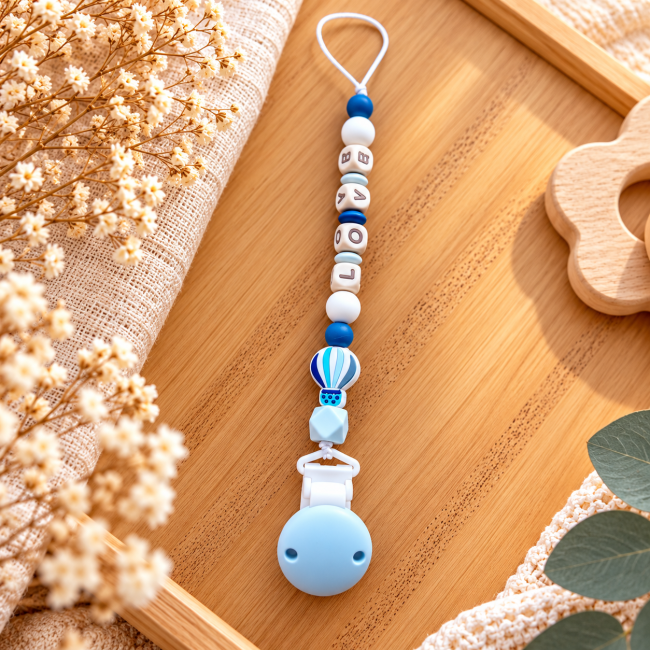 Attache sucette artisanale en perles silicone bleues et blanches avec montgolfière