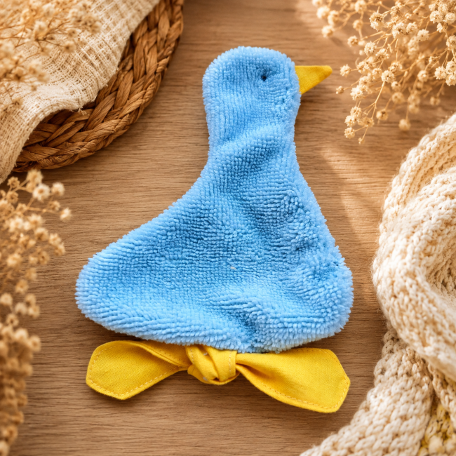 Petit canard bleu artisanal en fibre de bambou pour attache-sucette