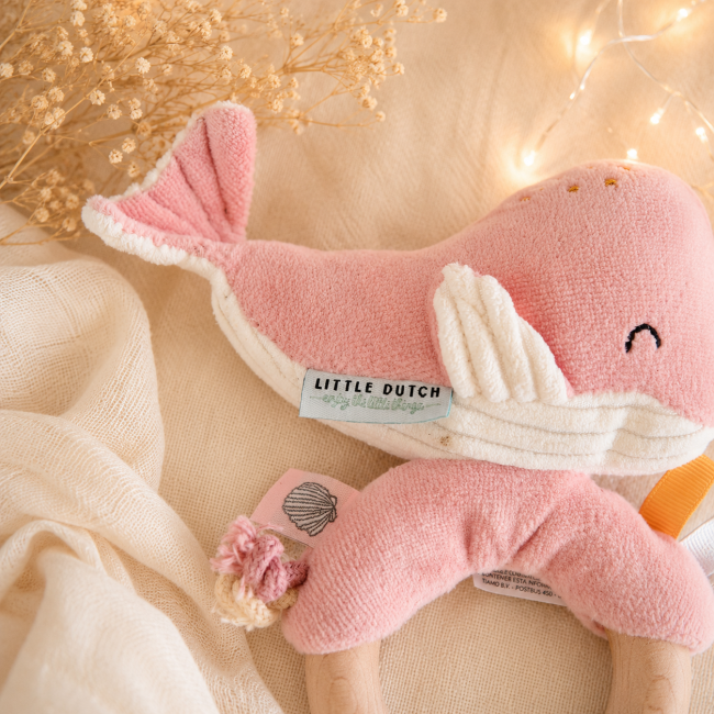 Détail hochet baleine Little Dutch bébé Gros plan sur le hochet baleine rose Little Dutch en tissu doux et bois naturel