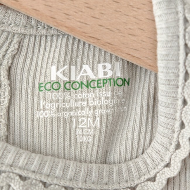 Étiquette intérieure KIABI indiquant coton bio, taille 12 mois, 74 cm.
