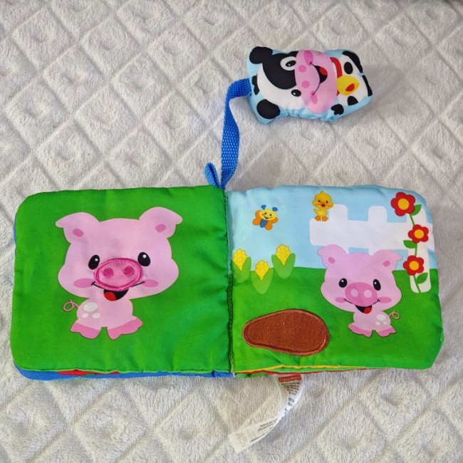 Livre tissu Fisher-Price – page cochon colorée Livre tissu bébé Fisher-Price avec illustrations de cochon et jouet vache