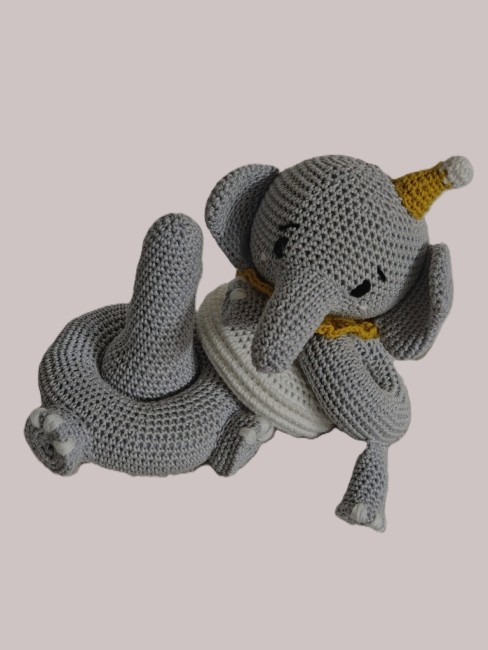Élément éléphant au crochet sans les anneaux, posé assis pour montrer sa forme complète.