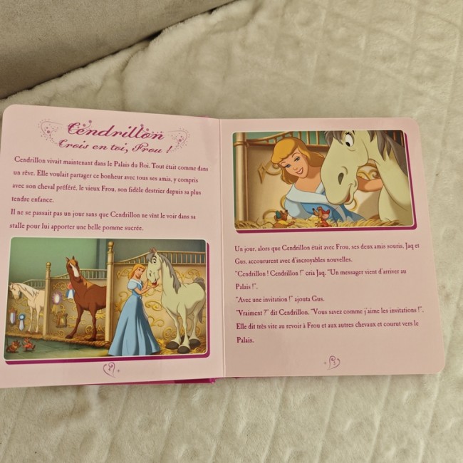 Pages intérieures du livre Disney Princesses & Chevaux, illustration de Cendrillon avec chevaux et souris.
