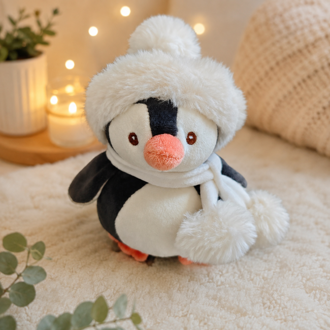 Pingouin en peluche noir et blanc avec bonnet et écharpe